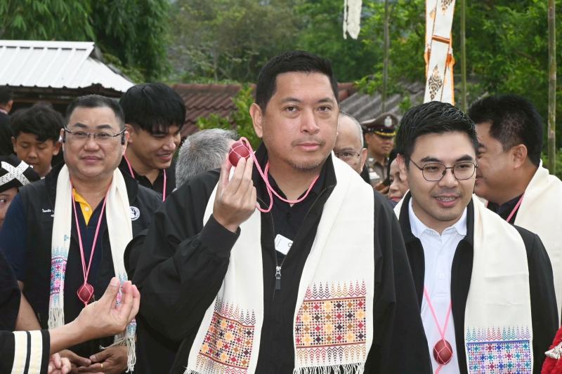 รมว.พม. ลงพื้นที่จ�