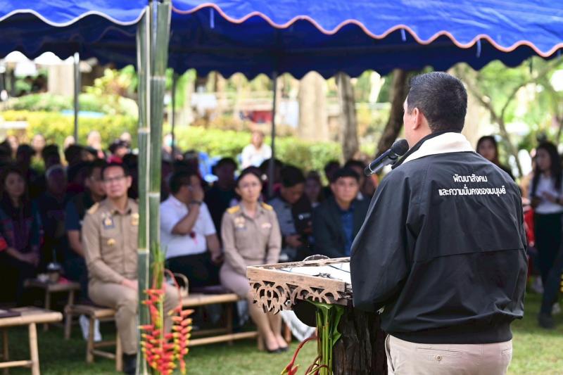 รมว.พม. ลงพื้นที่จ�