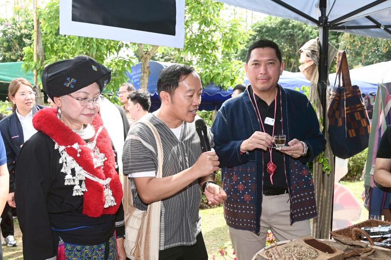 รมว.พม. ลงพื้นที่จ�