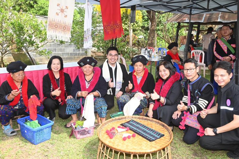 รมว.พม. ลงพื้นที่จ�