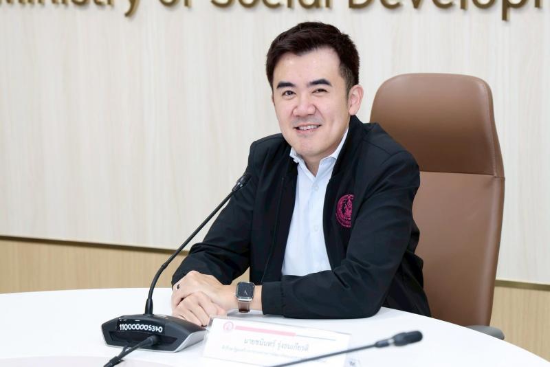 นายชนินทร์ รุ่งธน�
