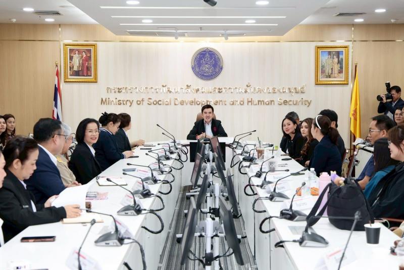 นายชนินทร์ รุ่งธน�
