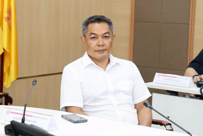 นายชนินทร์ รุ่งธน�