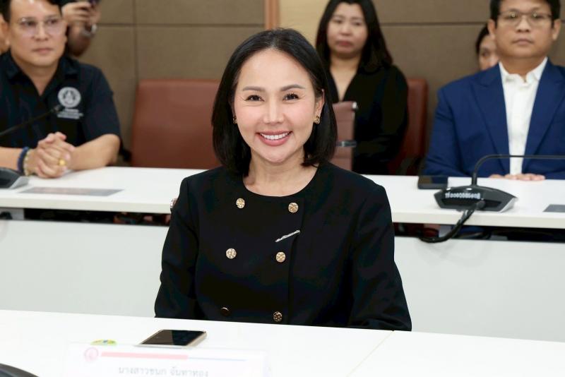 นายชนินทร์ รุ่งธน�