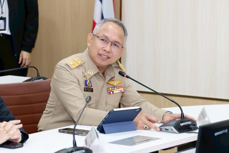 นายชนินทร์ รุ่งธน�
