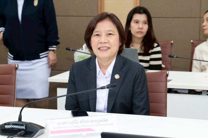 นายชนินทร์ รุ่งธน�