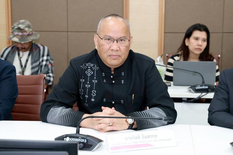 นายชนินทร์ รุ่งธน�