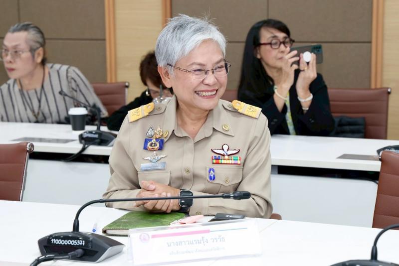 นายชนินทร์ รุ่งธน�