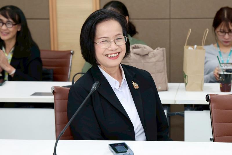 นายชนินทร์ รุ่งธน�
