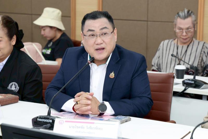 นายชนินทร์ รุ่งธน�