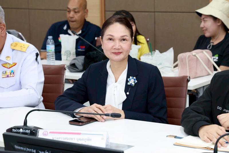 นายชนินทร์ รุ่งธน�