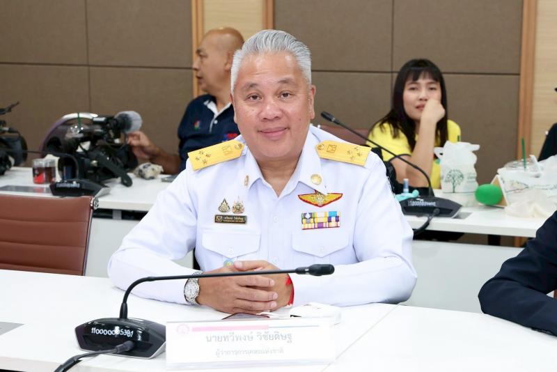 นายชนินทร์ รุ่งธน�