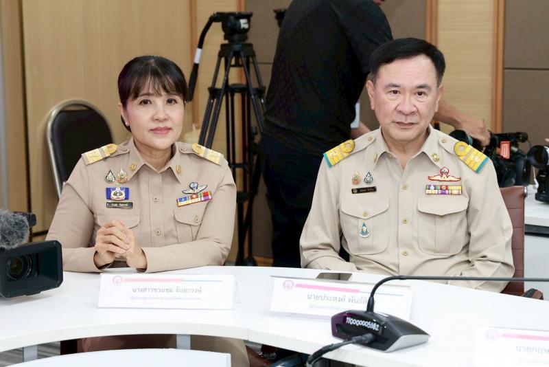 นายชนินทร์ รุ่งธน�