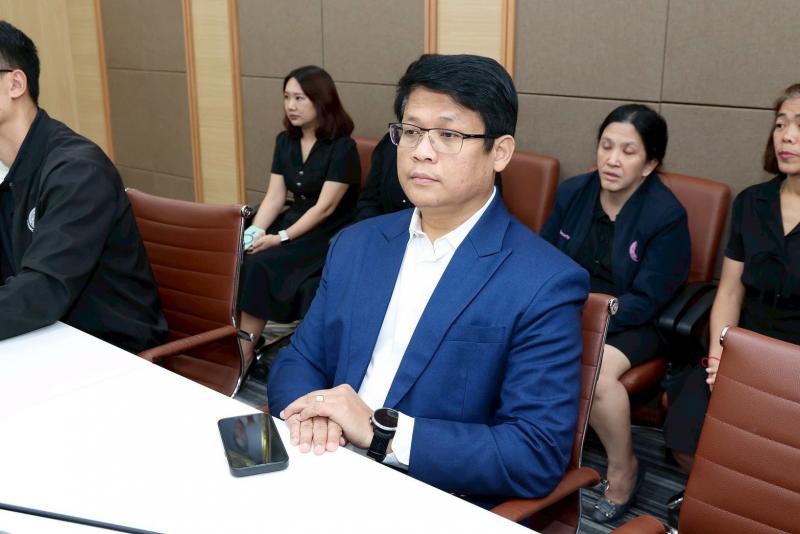 นายชนินทร์ รุ่งธน�