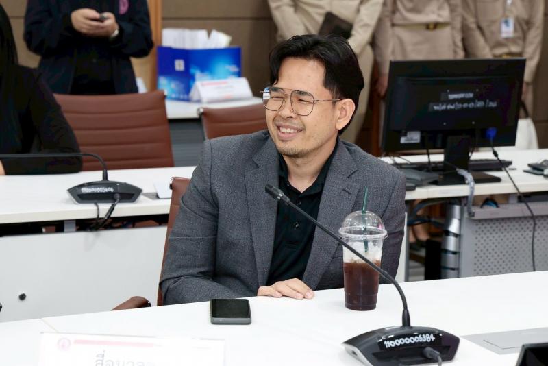 นายชนินทร์ รุ่งธน�