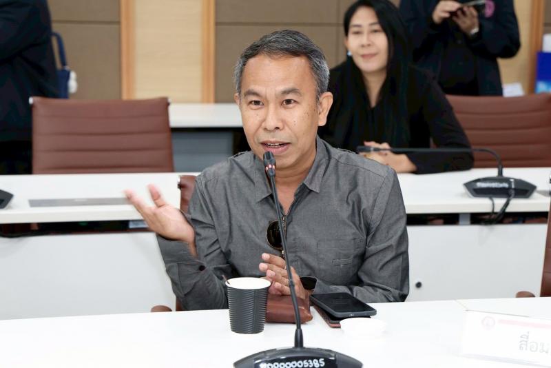 นายชนินทร์ รุ่งธน�