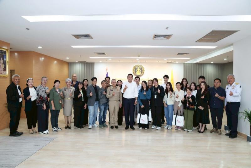 รมว.พม. พบปะสื่อมว�