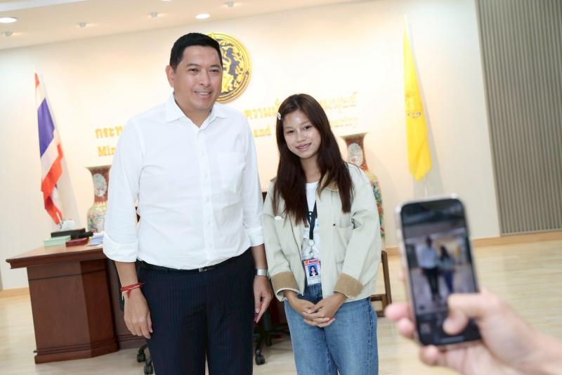 รมว.พม. พบปะสื่อมว�