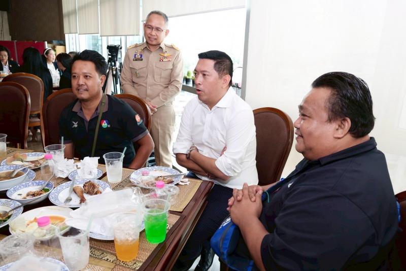 รมว.พม. พบปะสื่อมว�