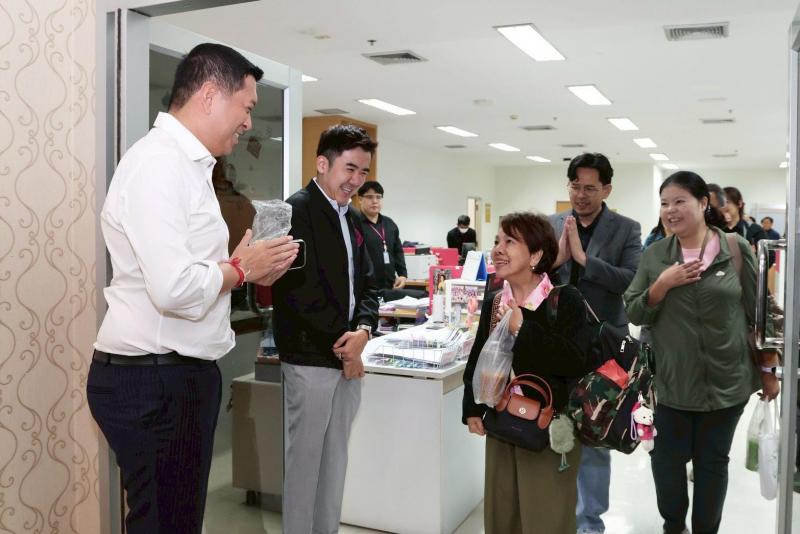 รมว.พม. พบปะสื่อมว�
