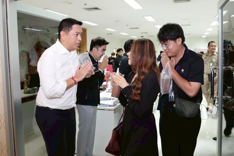 รมว.พม. พบปะสื่อมว�
