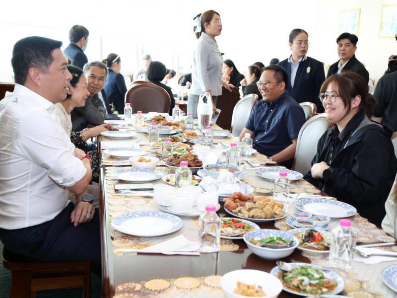 รมว.พม. พบปะสื่อมว�
