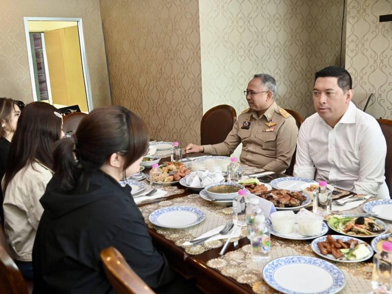 รมว.พม. พบปะสื่อมว�