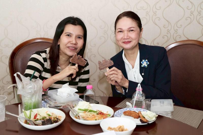 รมว.พม. พบปะสื่อมว�