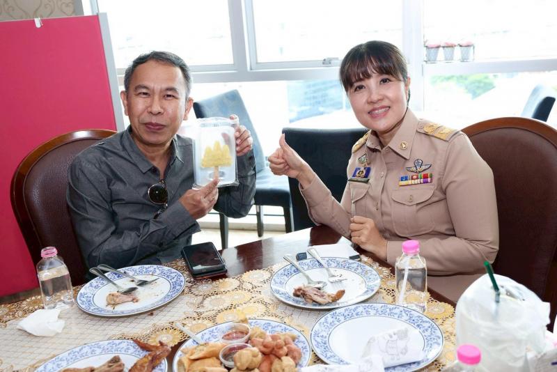 รมว.พม. พบปะสื่อมว�