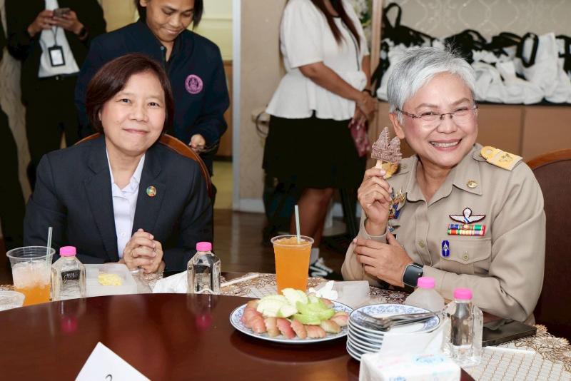 รมว.พม. พบปะสื่อมว�