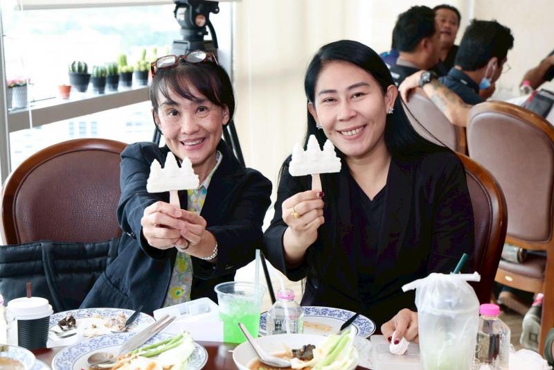 รมว.พม. พบปะสื่อมว�
