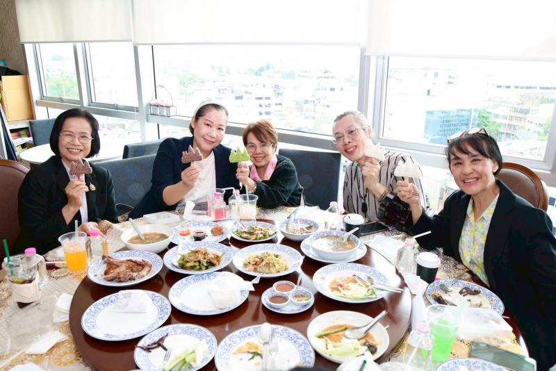 รมว.พม. พบปะสื่อมว�