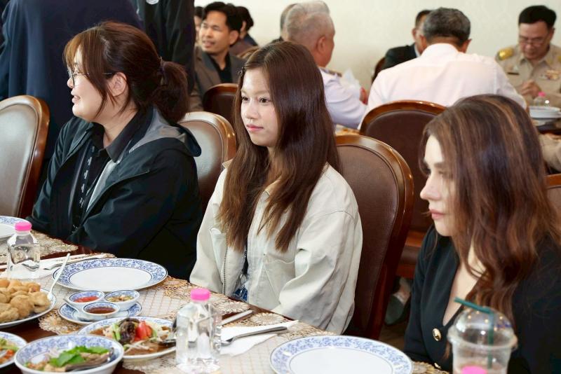 รมว.พม. พบปะสื่อมว�