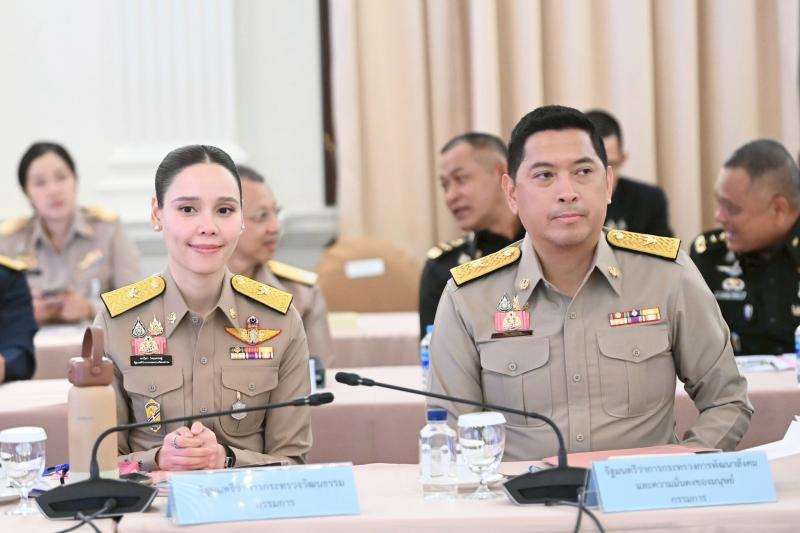 รมว.พม. พร้อมด้วย ป�