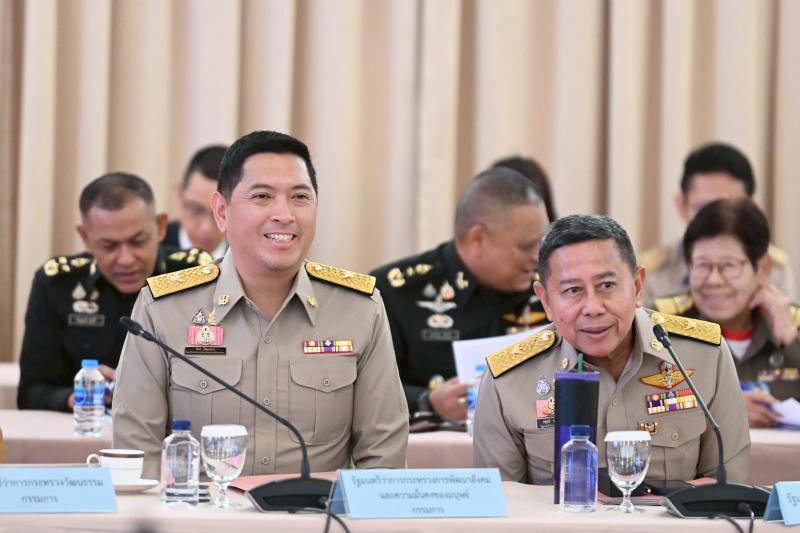 รมว.พม. พร้อมด้วย ป�
