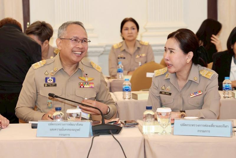 รมว.พม. พร้อมด้วย ป�