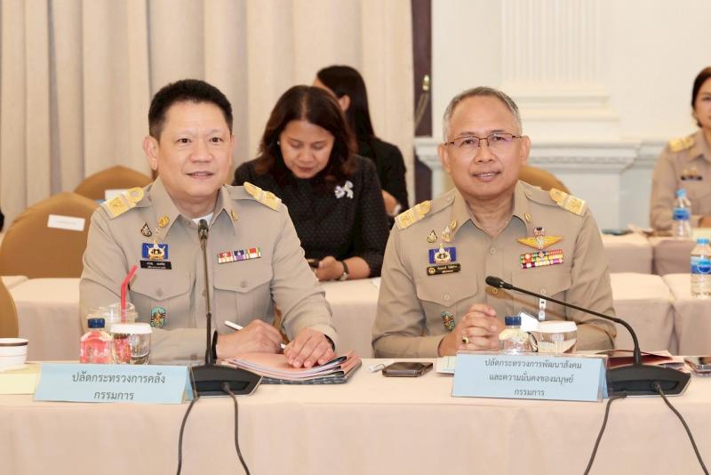รมว.พม. พร้อมด้วย ป�