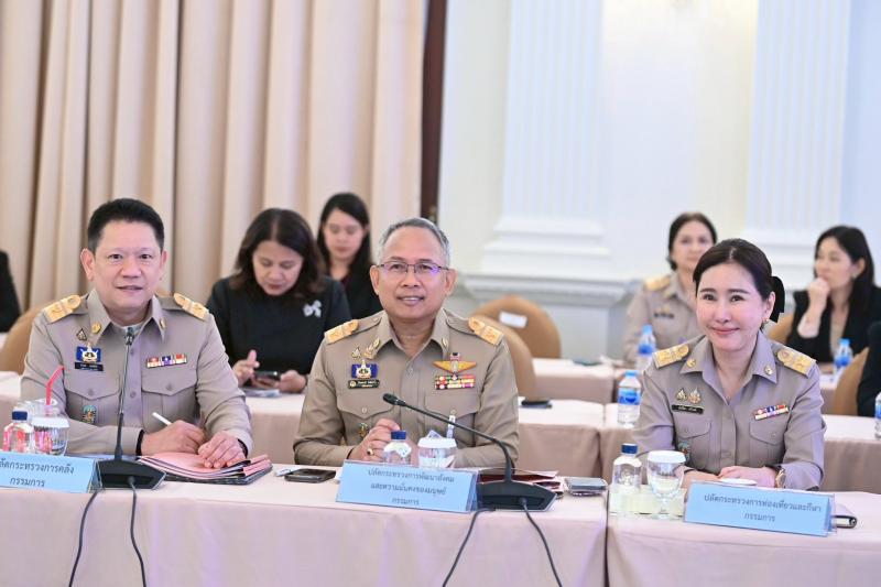 รมว.พม. พร้อมด้วย ป�