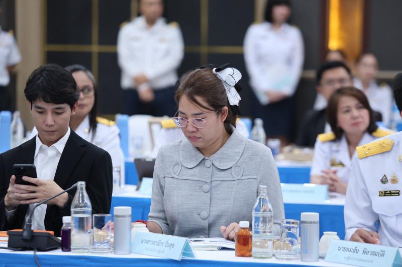 รมว.พม. ลงพื้นที่ต�