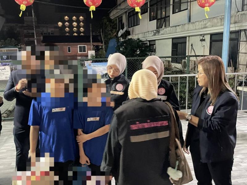 "รมว.ป๊อป นิกร โส�