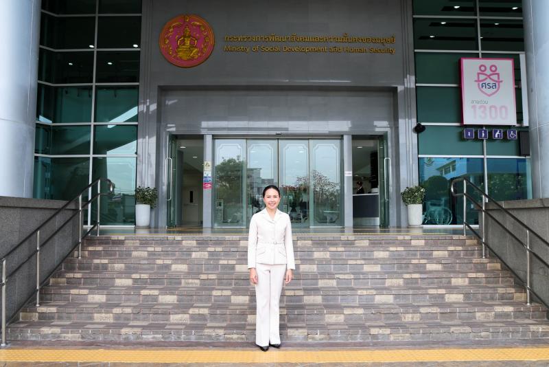 นางสาวชนก จันทาทอ�