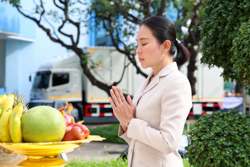 นางสาวชนก จันทาทอ�
