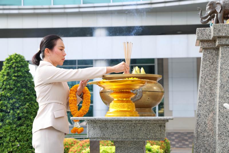 นางสาวชนก จันทาทอ�