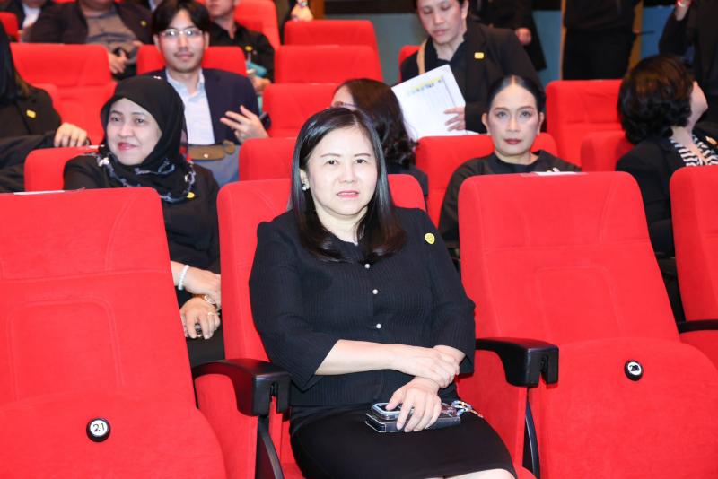 นางสาวชนก จันทาทอ�