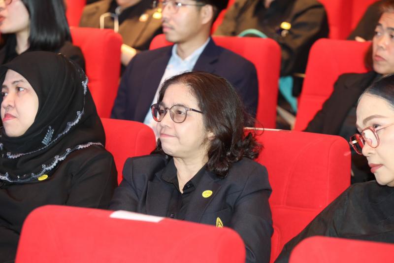 นางสาวชนก จันทาทอ�