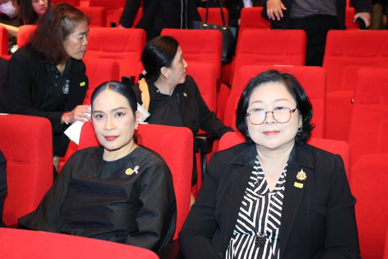 นางสาวชนก จันทาทอ�