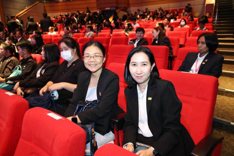 นางสาวชนก จันทาทอ�