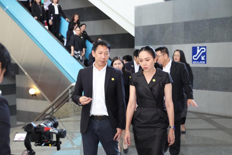 นางสาวชนก จันทาทอ�