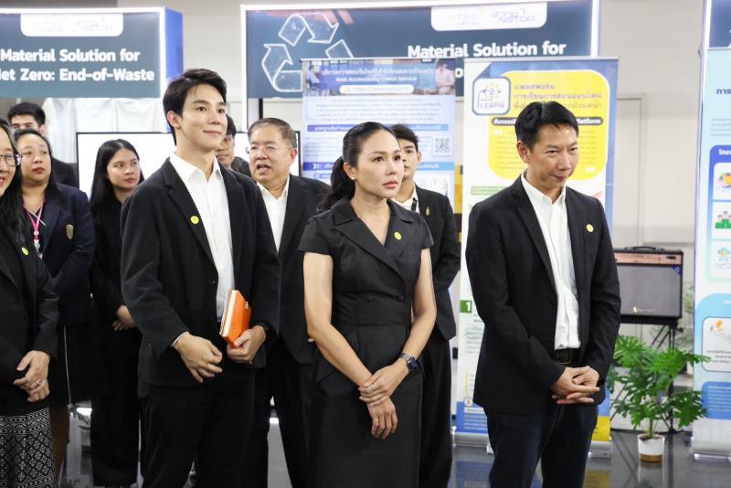 นางสาวชนก จันทาทอ�