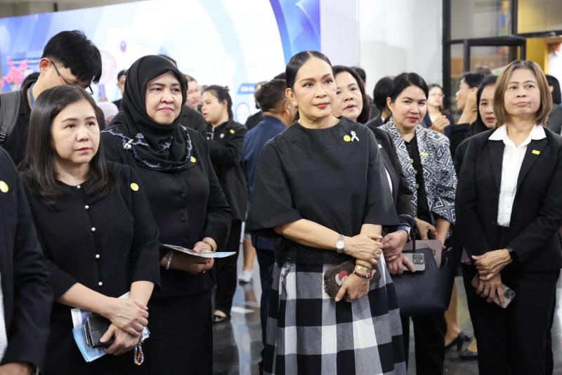 นางสาวชนก จันทาทอ�
